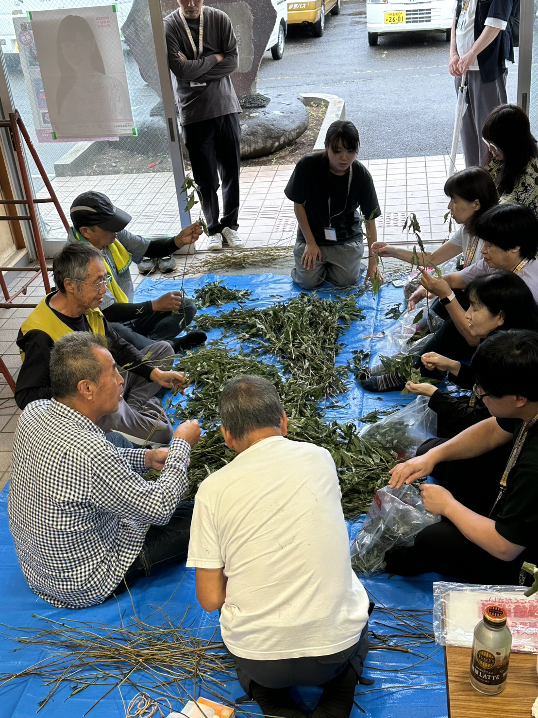 第1回・参加者による甘茶の作業風景
