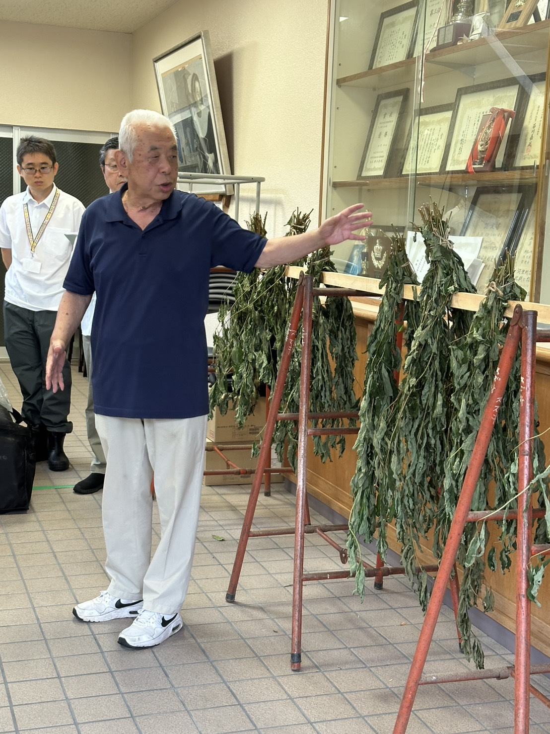 第1回・甘茶について説明を受ける様子