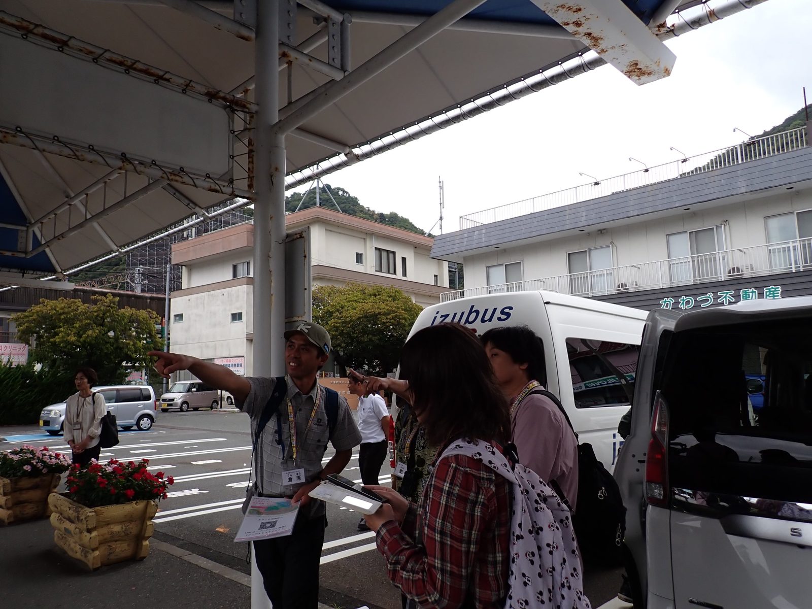 河津駅に集合、ガイドの案内でスタート