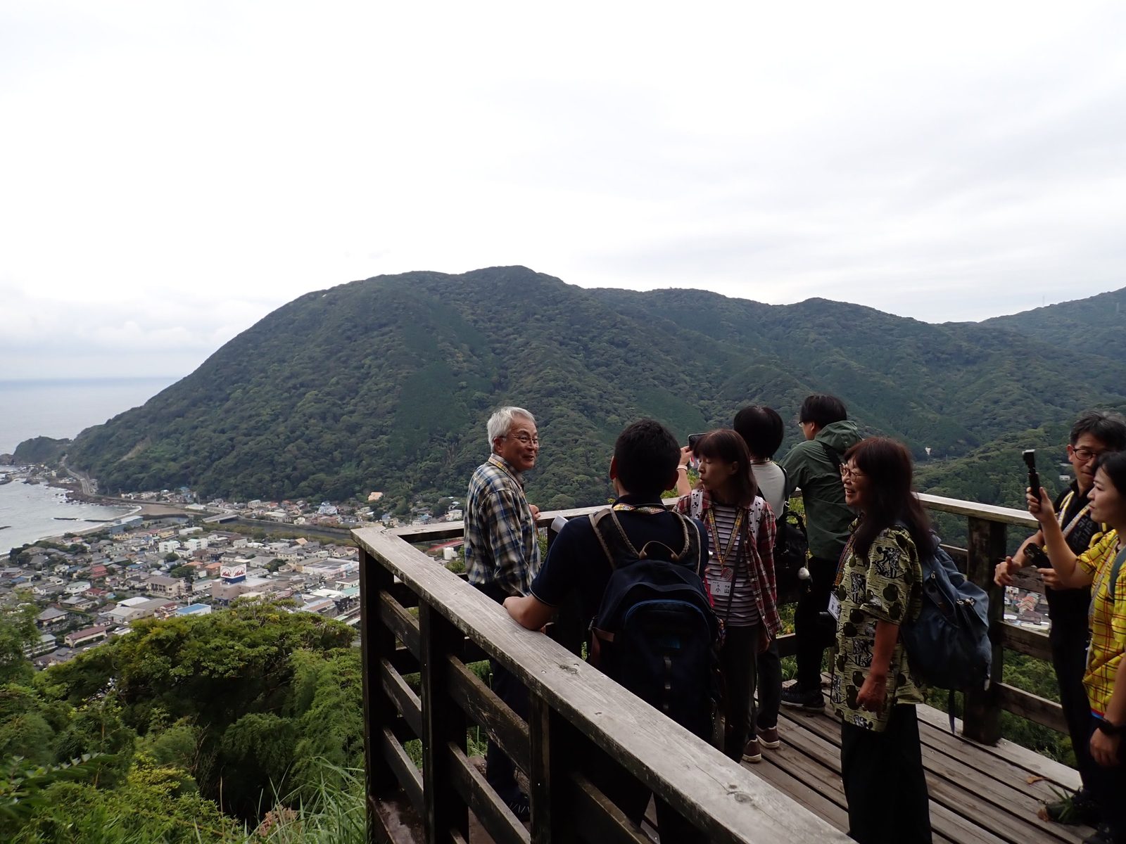 展望台から河津の町と海を望む