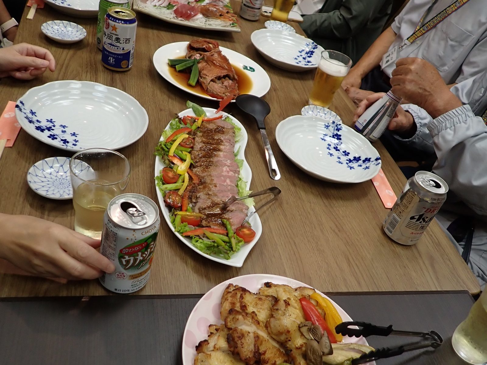 交流パーティーには地元の料理
